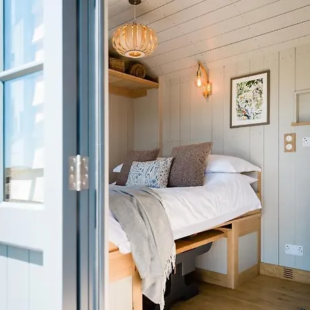 Boutique Cornish Shepherd's Hut With Hot Tub Holiday home