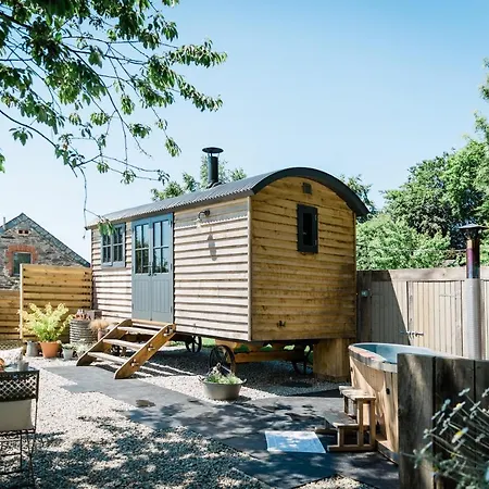 Holiday home Boutique Cornish Shepherd's Hut With Hot Tub *