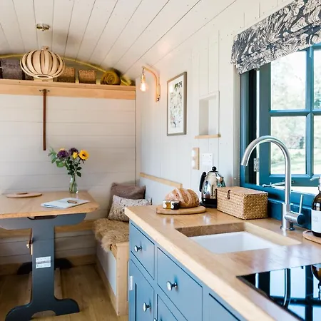 Boutique Cornish Shepherd's Hut With Hot Tub Holiday home *