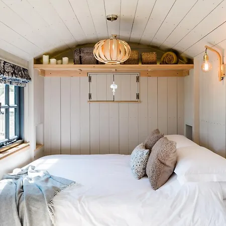 Holiday home Boutique Cornish Shepherd's Hut With Hot Tub