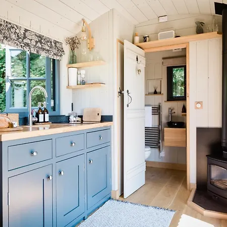 Holiday home Boutique Cornish Shepherd's Hut With Hot Tub *