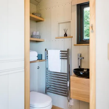 Boutique Cornish Shepherd's Hut With Hot Tub * Launceston