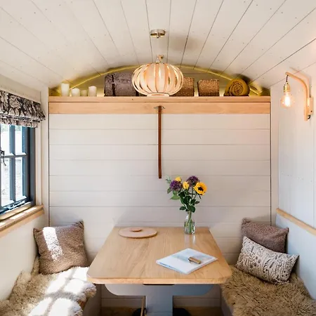 Boutique Cornish Shepherd's Hut With Hot Tub Holiday home Launceston