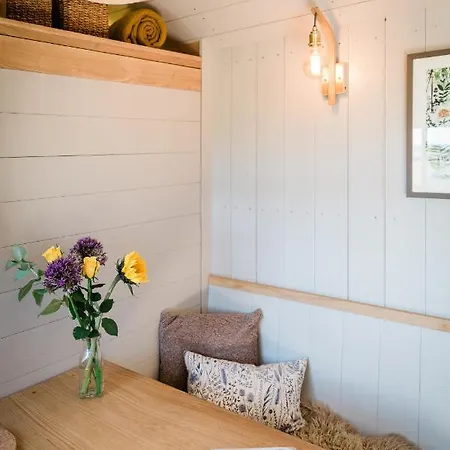 Boutique Cornish Shepherd's Hut With Hot Tub * Launceston